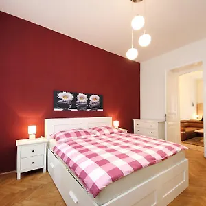 historic-centre-apartments-v.praguehotelsweb.com/